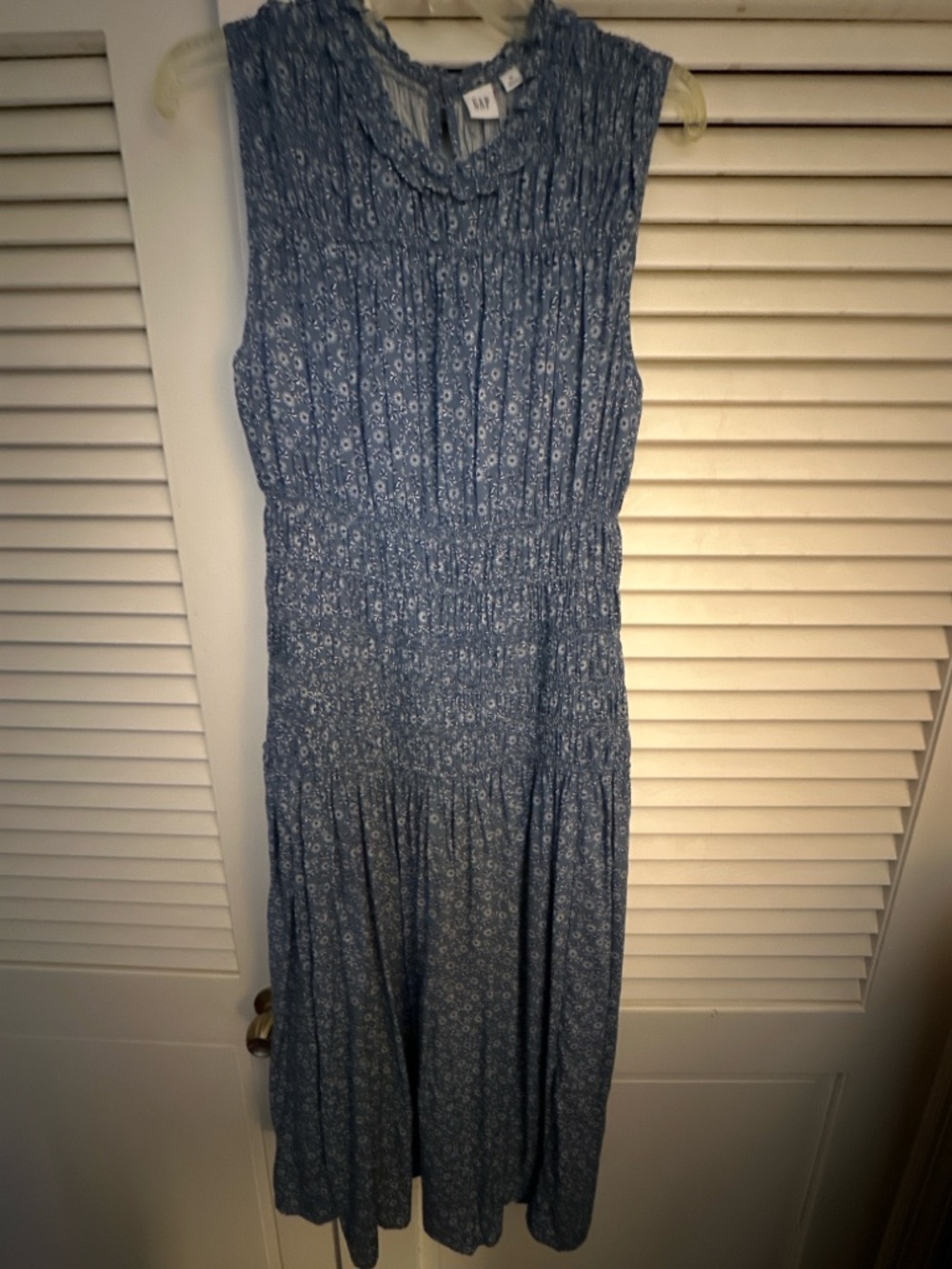 Gap Blue Floral Smocked Waist Midi Dress Sleeveless Ruffle Neck M - Picture 9 of 10